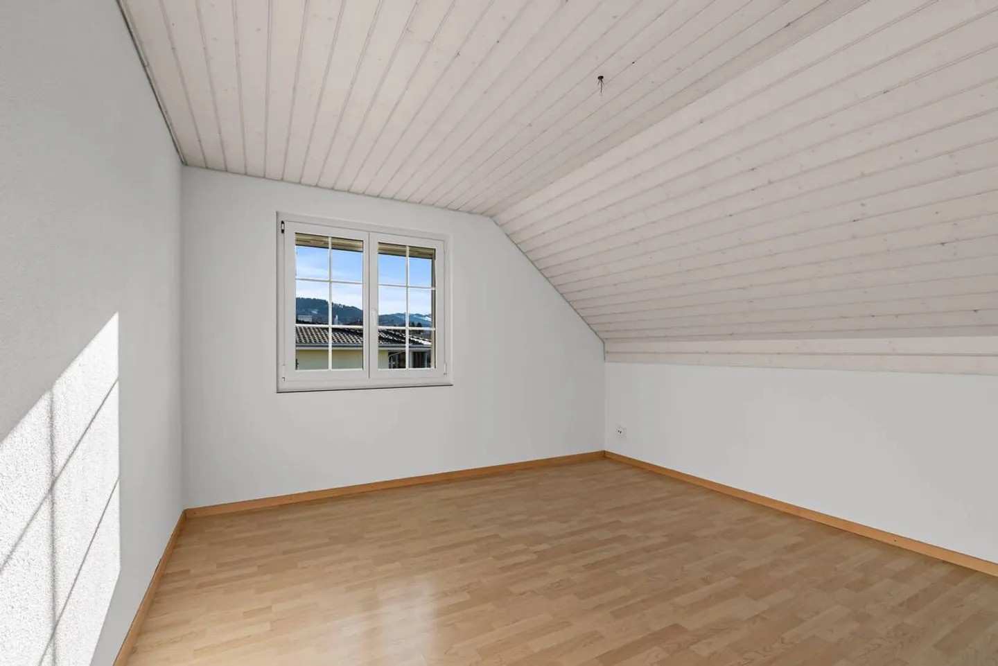 Vie ensoleillée au-dessus de la limite de brouillard avec piscine et vue dégagée - Photo 31 sur 40