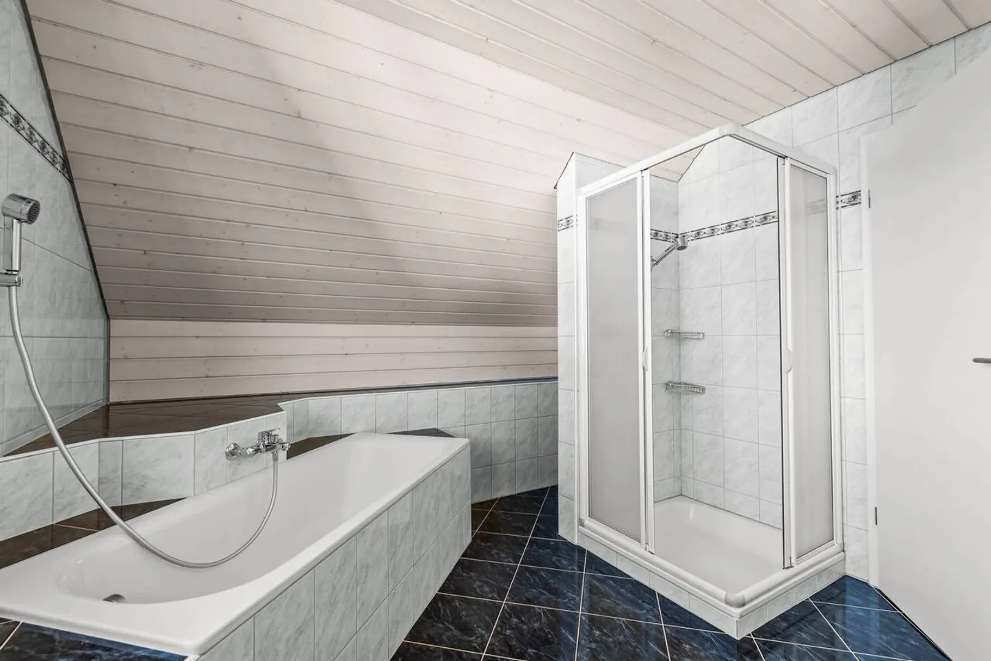 Vie ensoleillée au-dessus de la limite de brouillard avec piscine et vue dégagée - Photo 26 sur 40