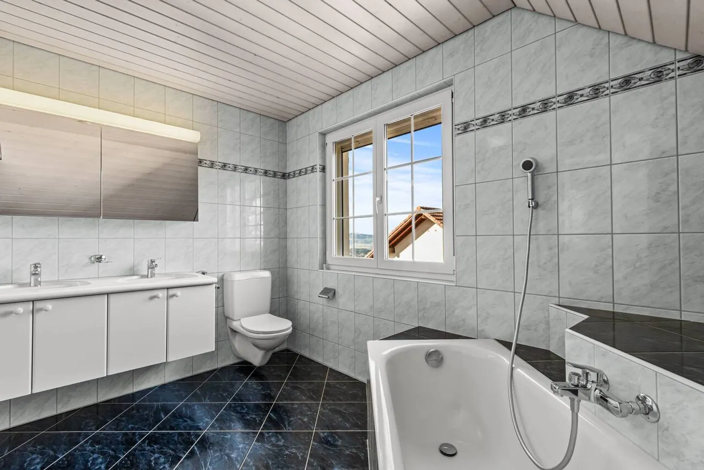 Vie ensoleillée au-dessus de la limite de brouillard avec piscine et vue dégagée - Photo 27 sur 40