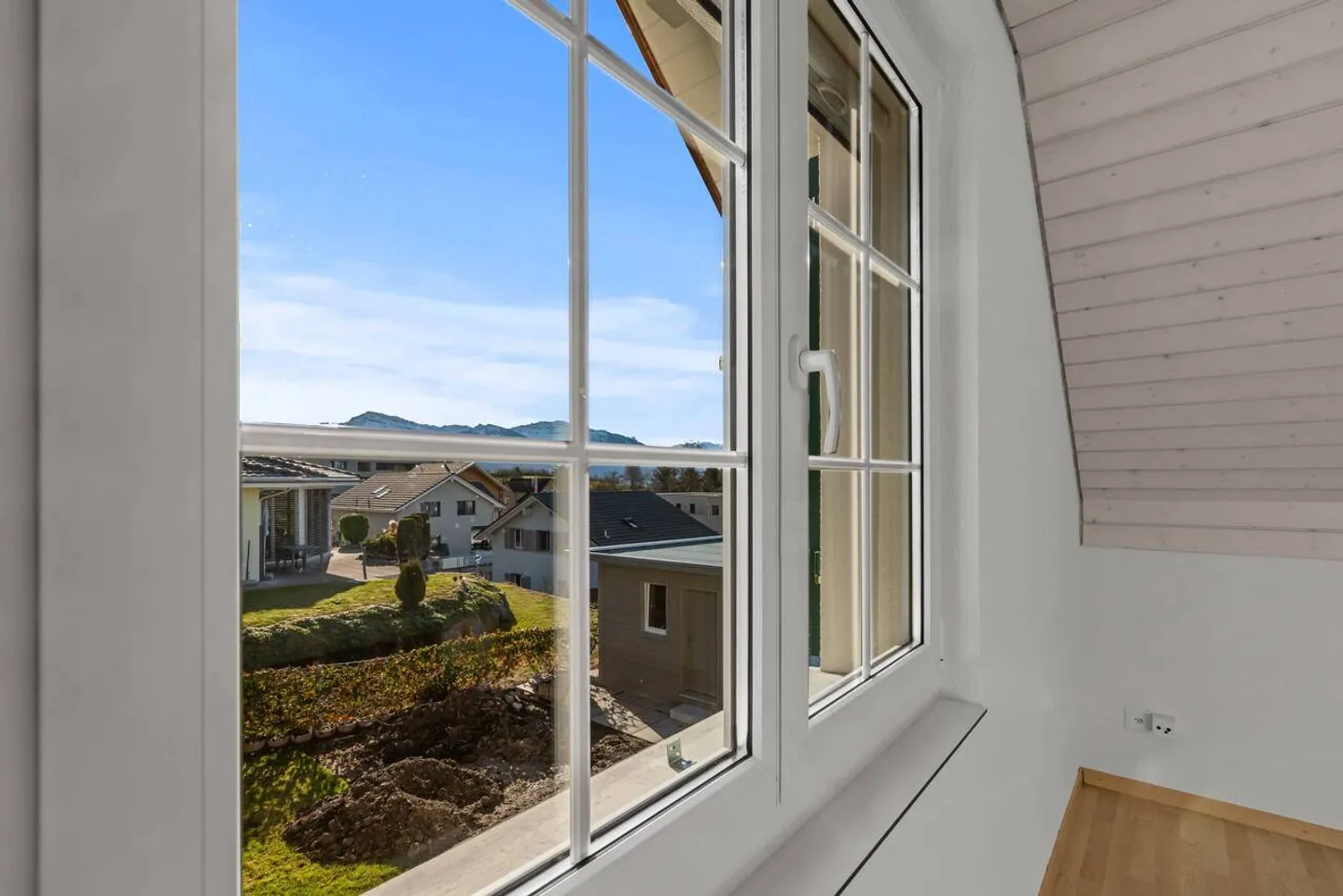 Vie ensoleillée au-dessus de la limite de brouillard avec piscine et vue dégagée - Photo 32 sur 40