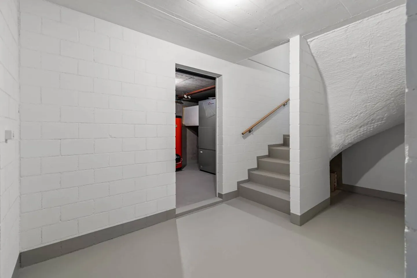 Vie ensoleillée au-dessus de la limite de brouillard avec piscine et vue dégagée - Photo 35 sur 40