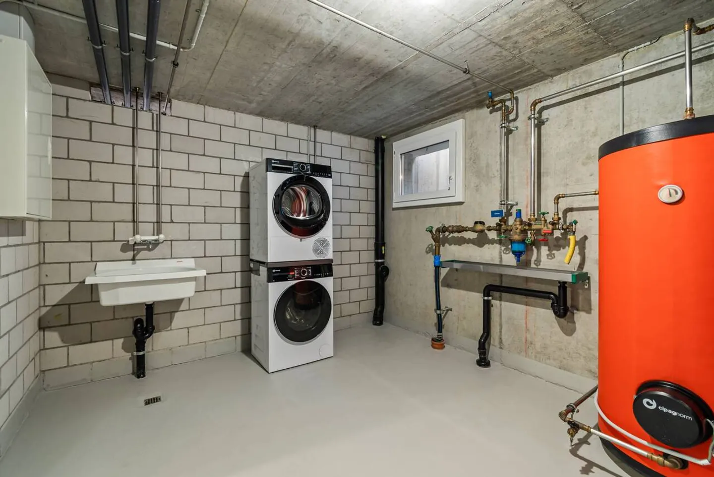 Vie ensoleillée au-dessus de la limite de brouillard avec piscine et vue dégagée - Photo 36 sur 40