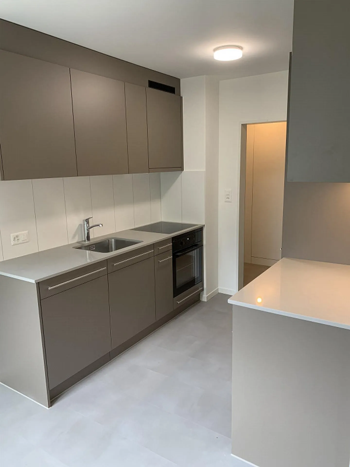 2.5-room apartment on the 1st floor for rent in 8048 Zurich - Photo 2 of 8