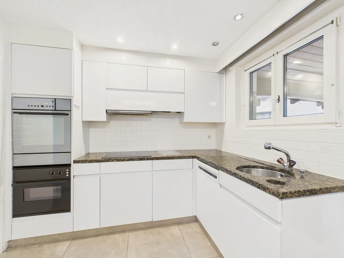 Maison individuelle de 6,5 pièces adaptée aux familles à Egolzwil avec appartement studio et oasis de jardin avec palmiers - Photo 5 sur 13