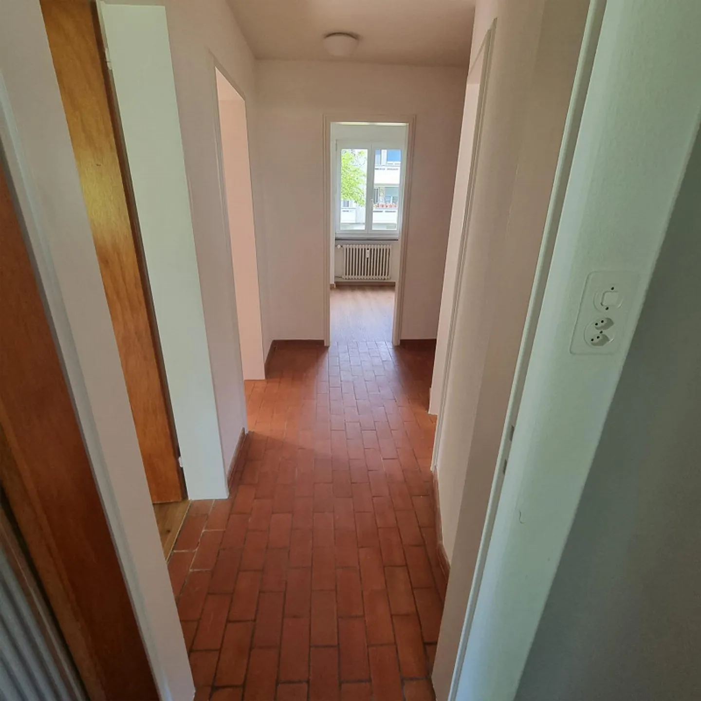 Freshly renovated bright 3-room apartment - Photo 3 of 7