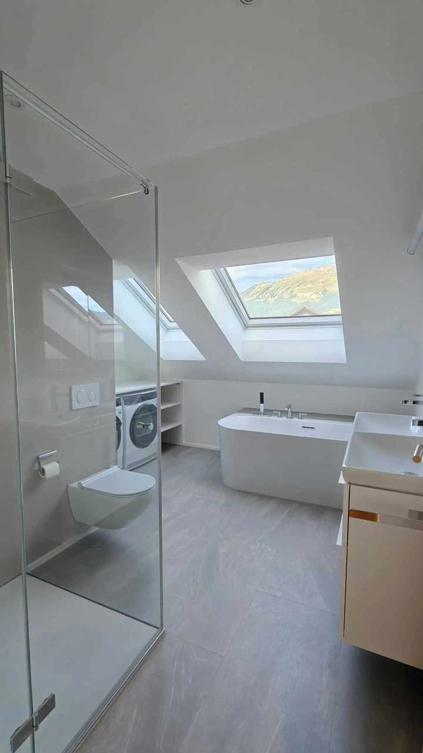 Moderno appartamento attico di 3,5 stanze con vista sulle montagne a Haag - Foto 2 di 9