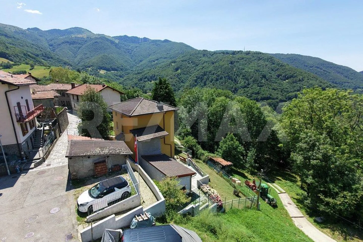 Charming Detached House with View - Photo 4 of 13
