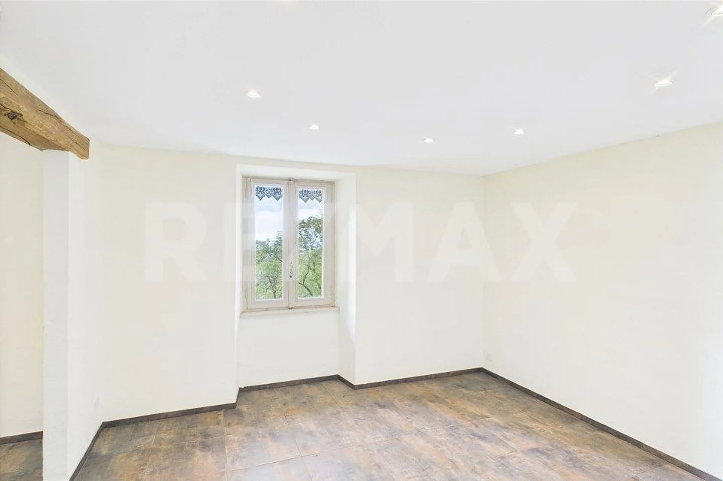 Charming Detached House with View - Photo 9 of 13