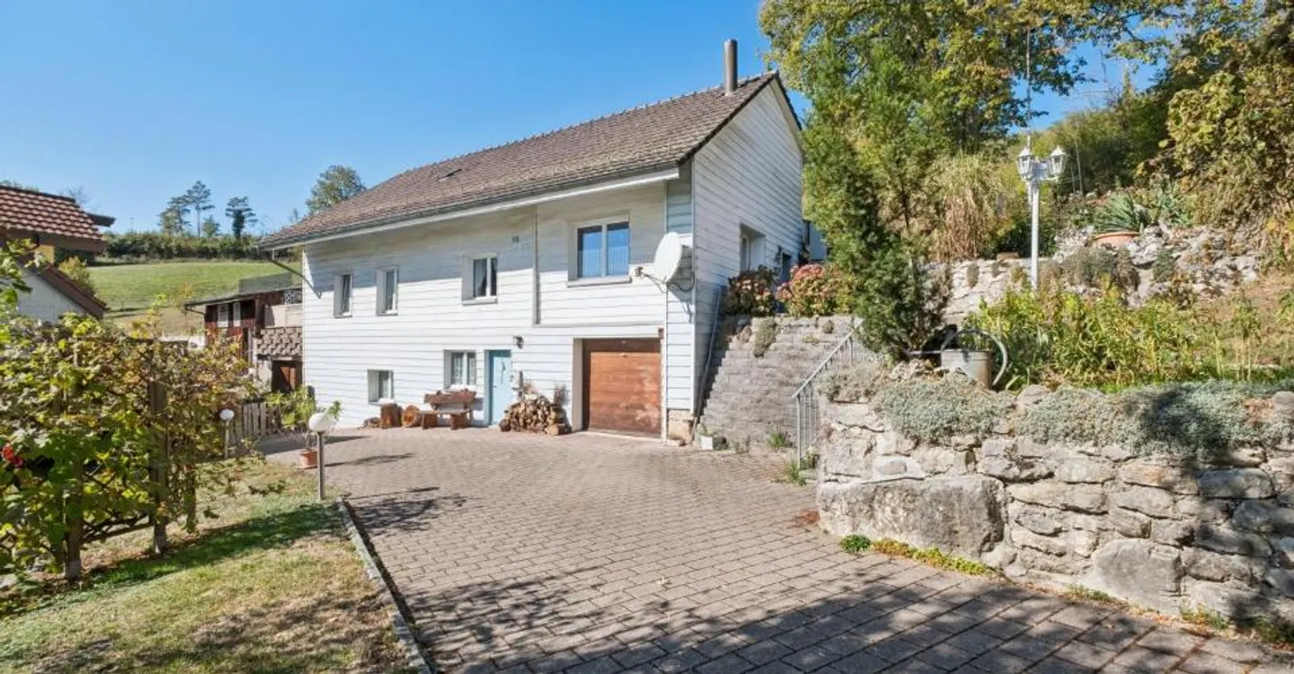 Detached country house with magnificent views and pool - Photo 1 of 9