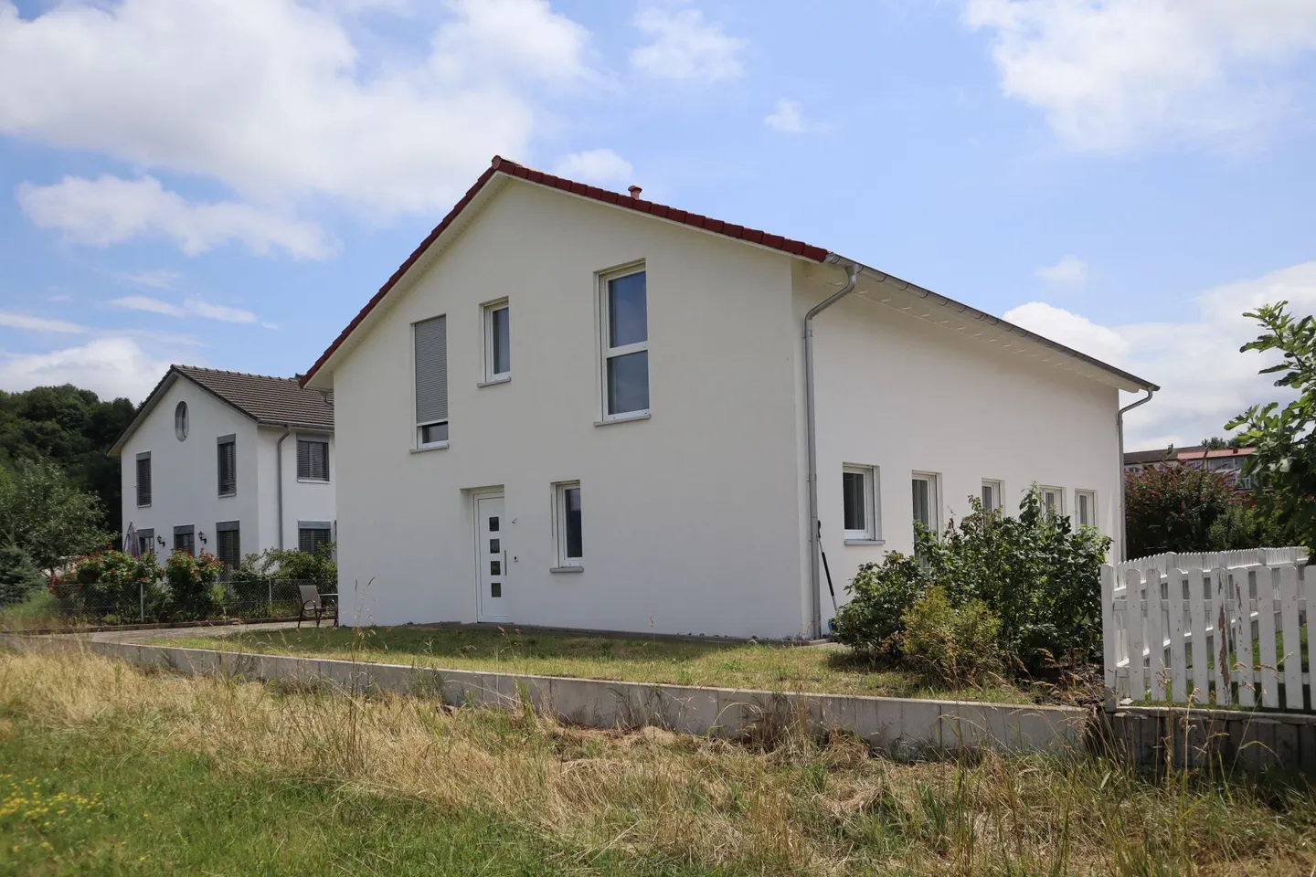 Casa unifamiliare di 6 1/2 stanze con appartamento aggiuntivo di 2 stanze (accessibile in sedia a rotelle) in una posizione molto tranquilla e soleggiata - Foto 2 di 19