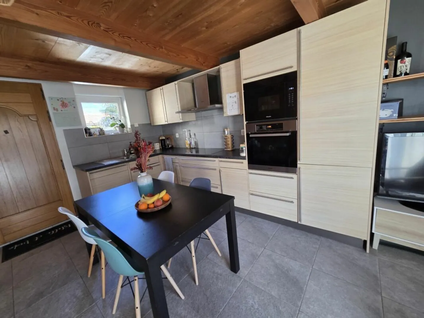 Independent 2.5-room house with terrace and parking space - Photo 2 of 6