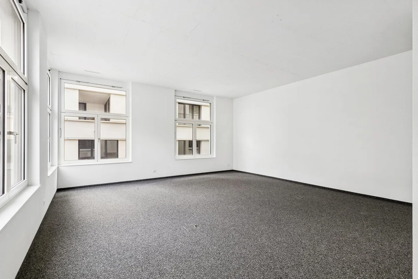 Starten Sie hier durch! Voll ausgebautes, neues Büro an zentralster Lage. - Foto 4 von 5