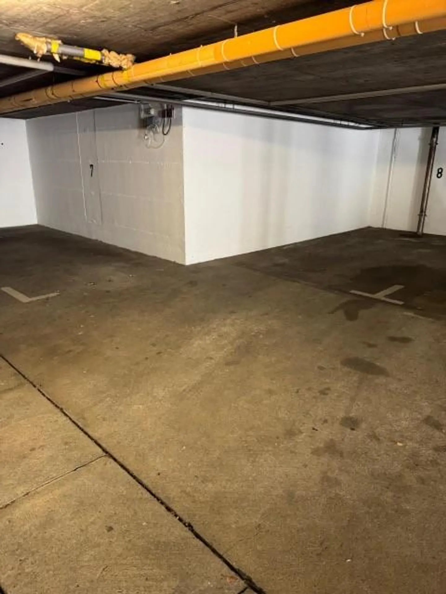 Places de stationnement dans le garage souterrain et places de stationnement extérieures à louer - Photo 1 sur 1