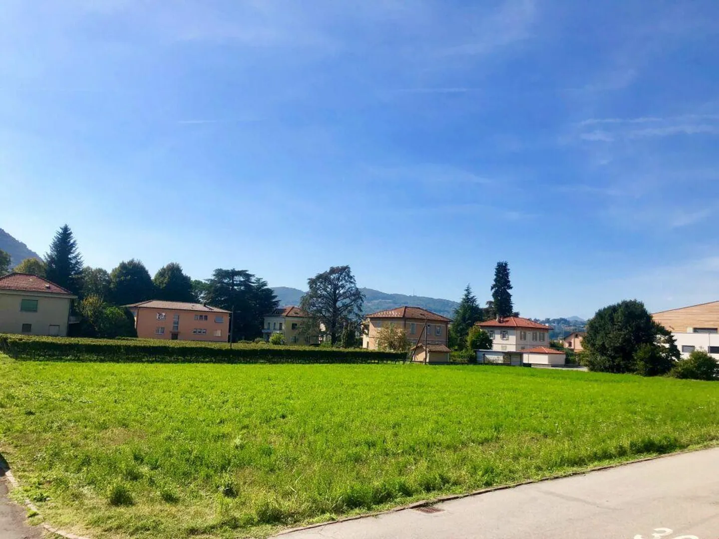 Terrain constructible de 2113 m² - Photo 1 sur 3