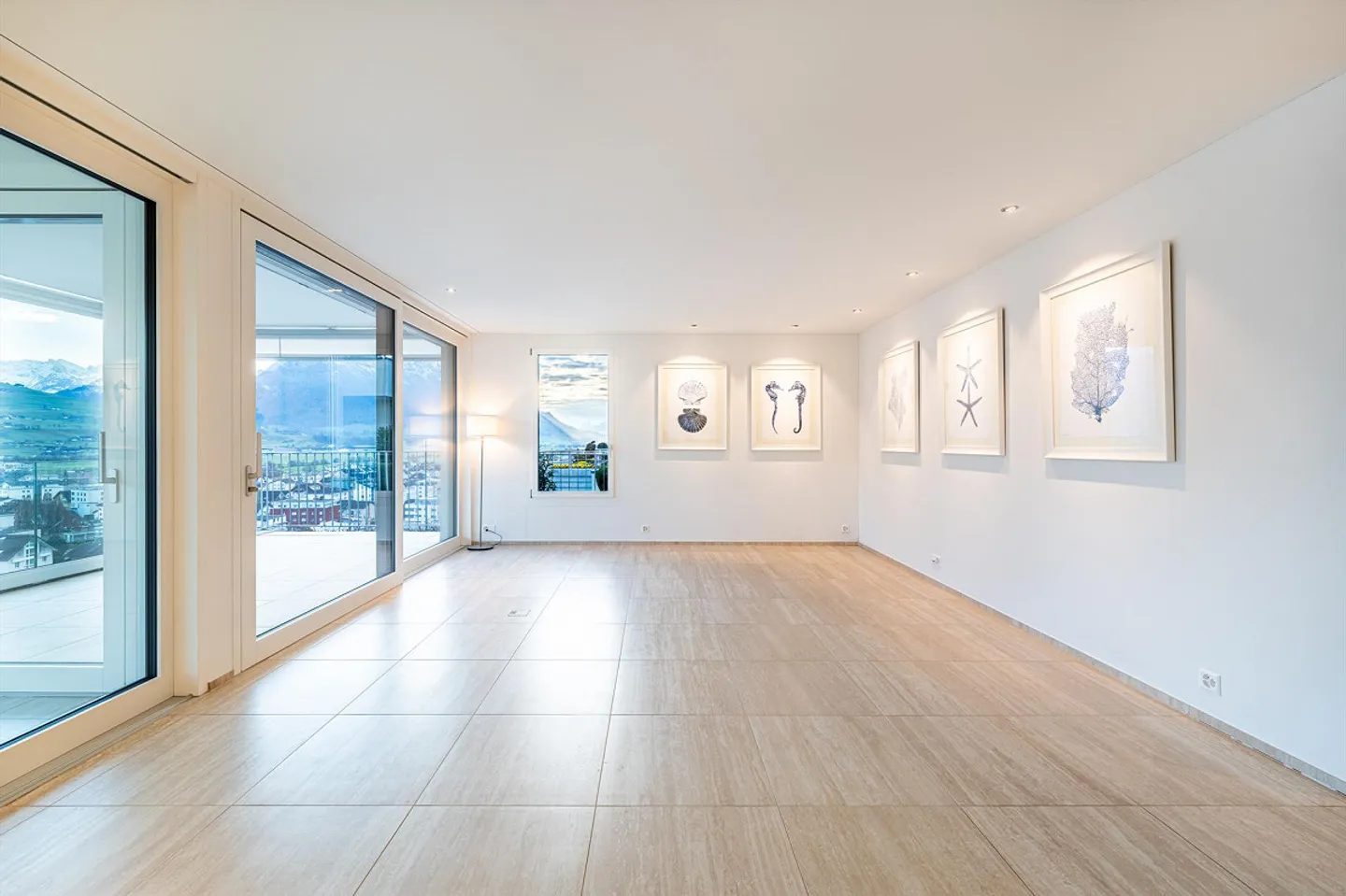 Oasis de vie ensoleillée avec vue panoramique sur le lac et les montagnes - Photo 2 sur 5