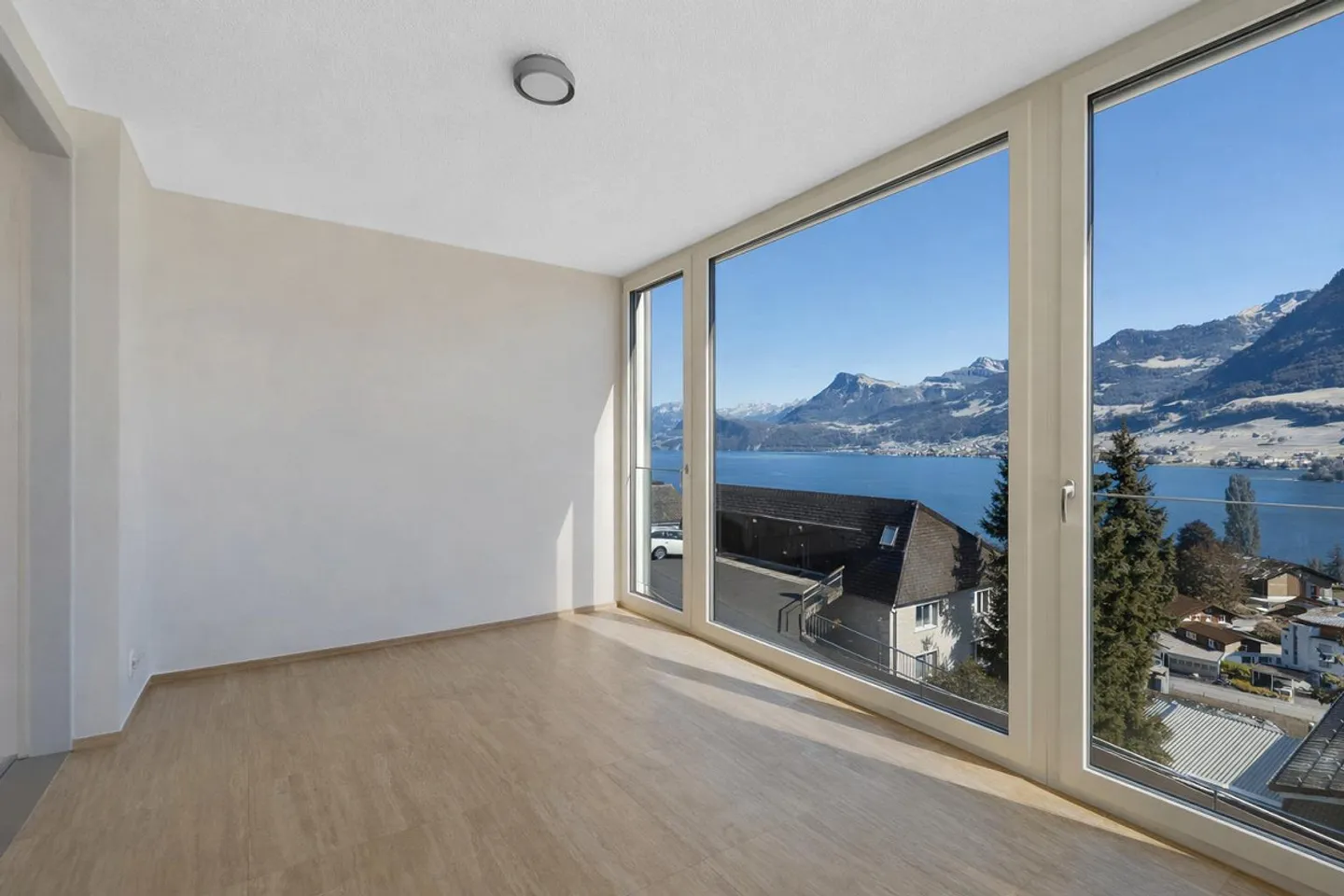 Oasis de vie ensoleillée avec vue panoramique sur le lac et les montagnes - Photo 3 sur 5