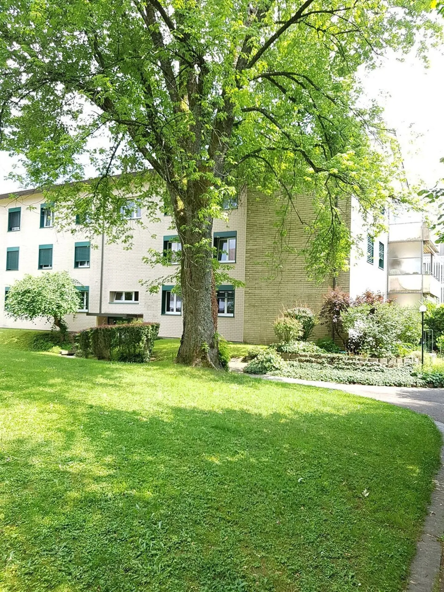 Appartement avec de magnifiques espaces verts ! - Photo 3 sur 11