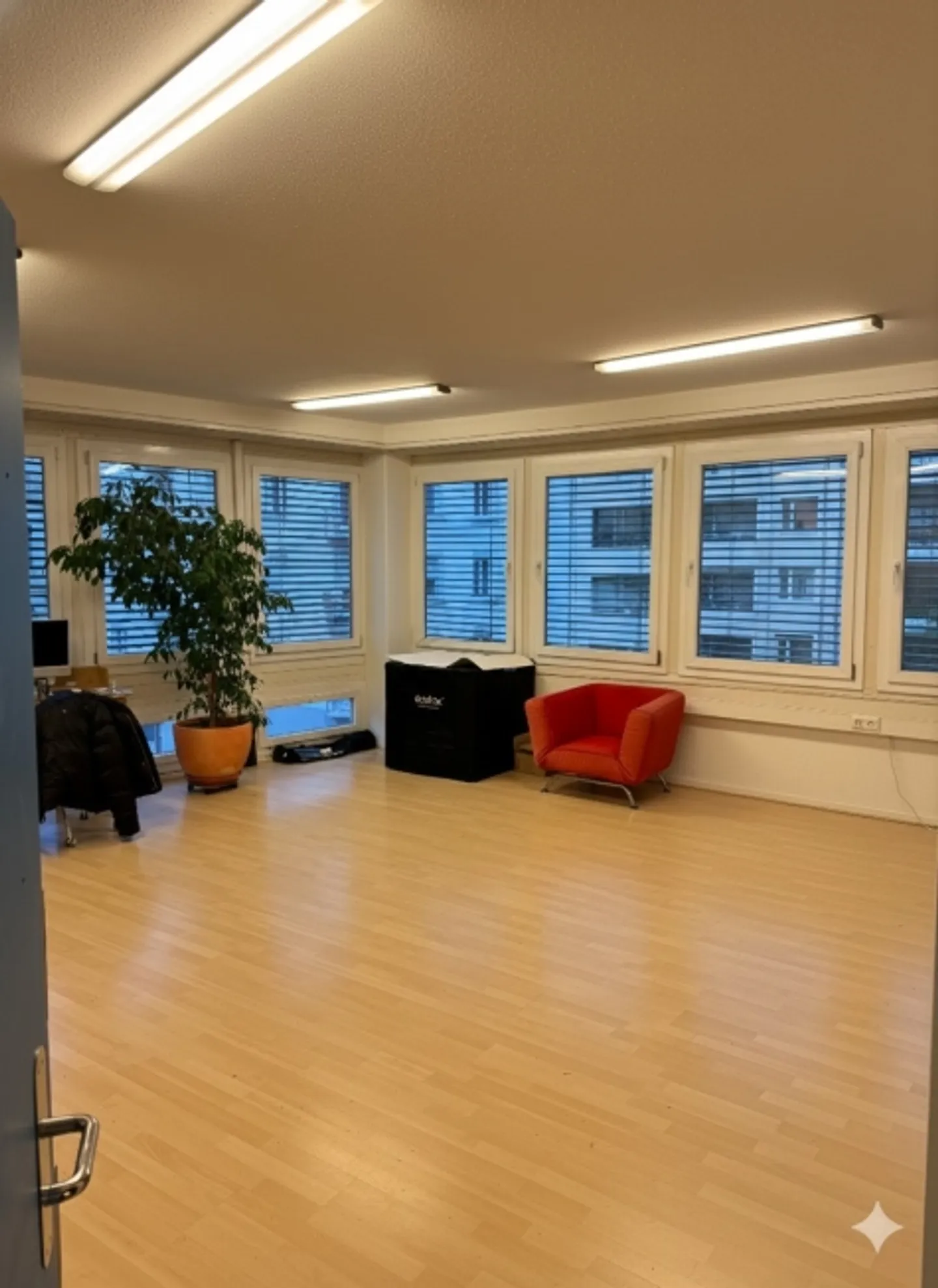 Espace combiné au 2ème étage près d'Albisriederplatz limité jusqu'à fin juin 2026 - Photo 2 sur 9