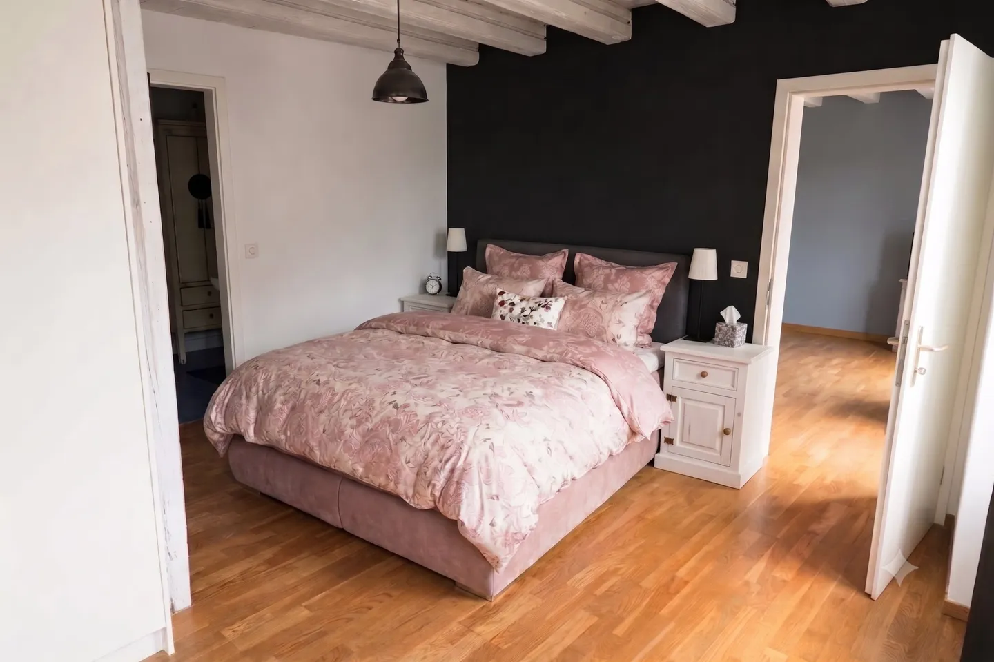 Charming Apartment with Terrace - Photo 4 of 6