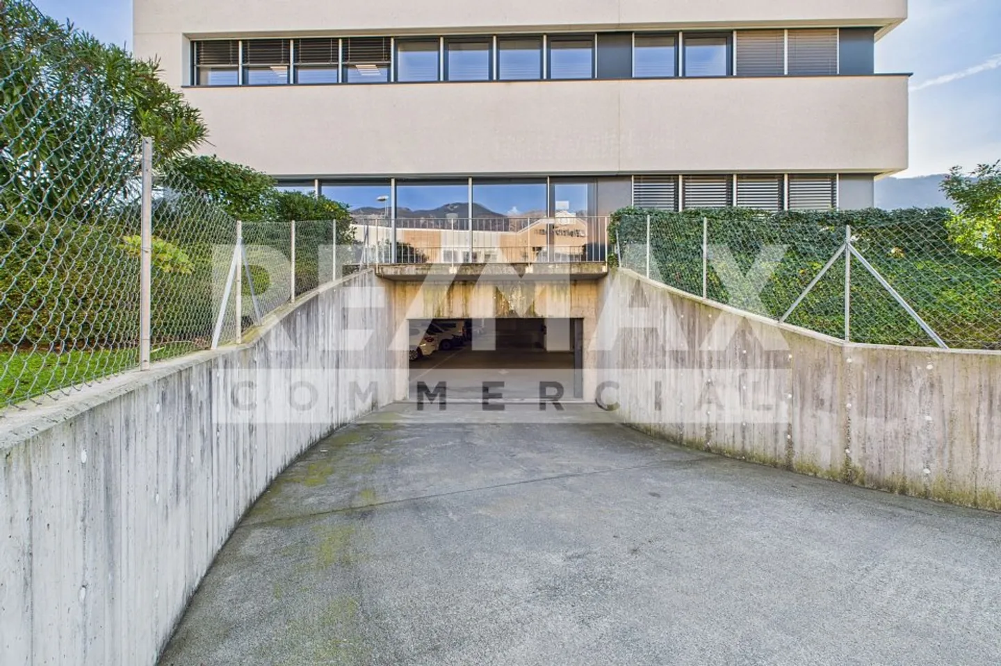 Elegant commercial property with office space - Photo 10 of 13