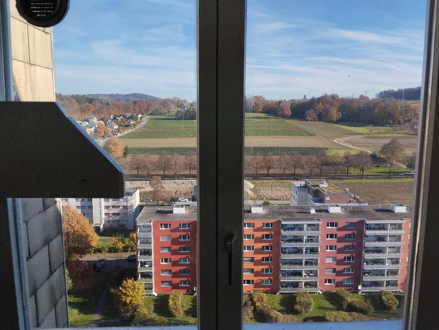 Teilrenovierte Wohnung mit Balkon und herrlicher Aussicht, gut an den öffentlichen Verkehr angebunden - Foto 1 von 5