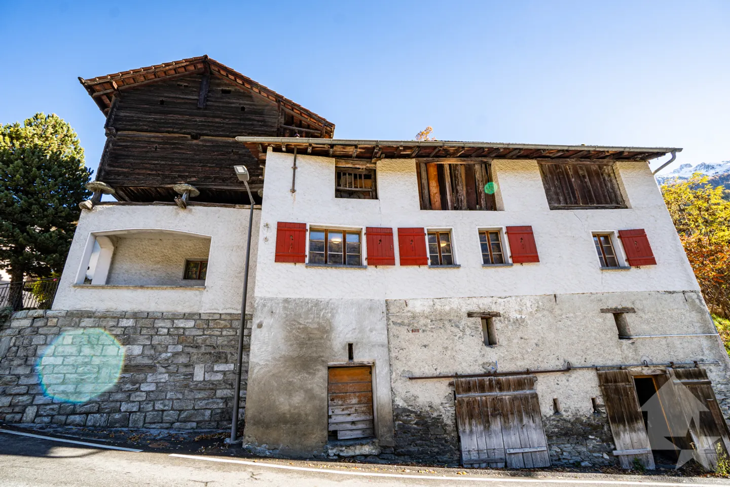 Appartement au centre du village à rénover avec raccard & annexes - Photo 1 sur 18