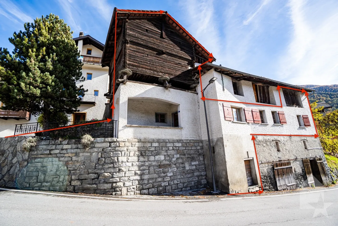 Appartement au centre du village à rénover avec raccard & annexes - Photo 2 sur 18