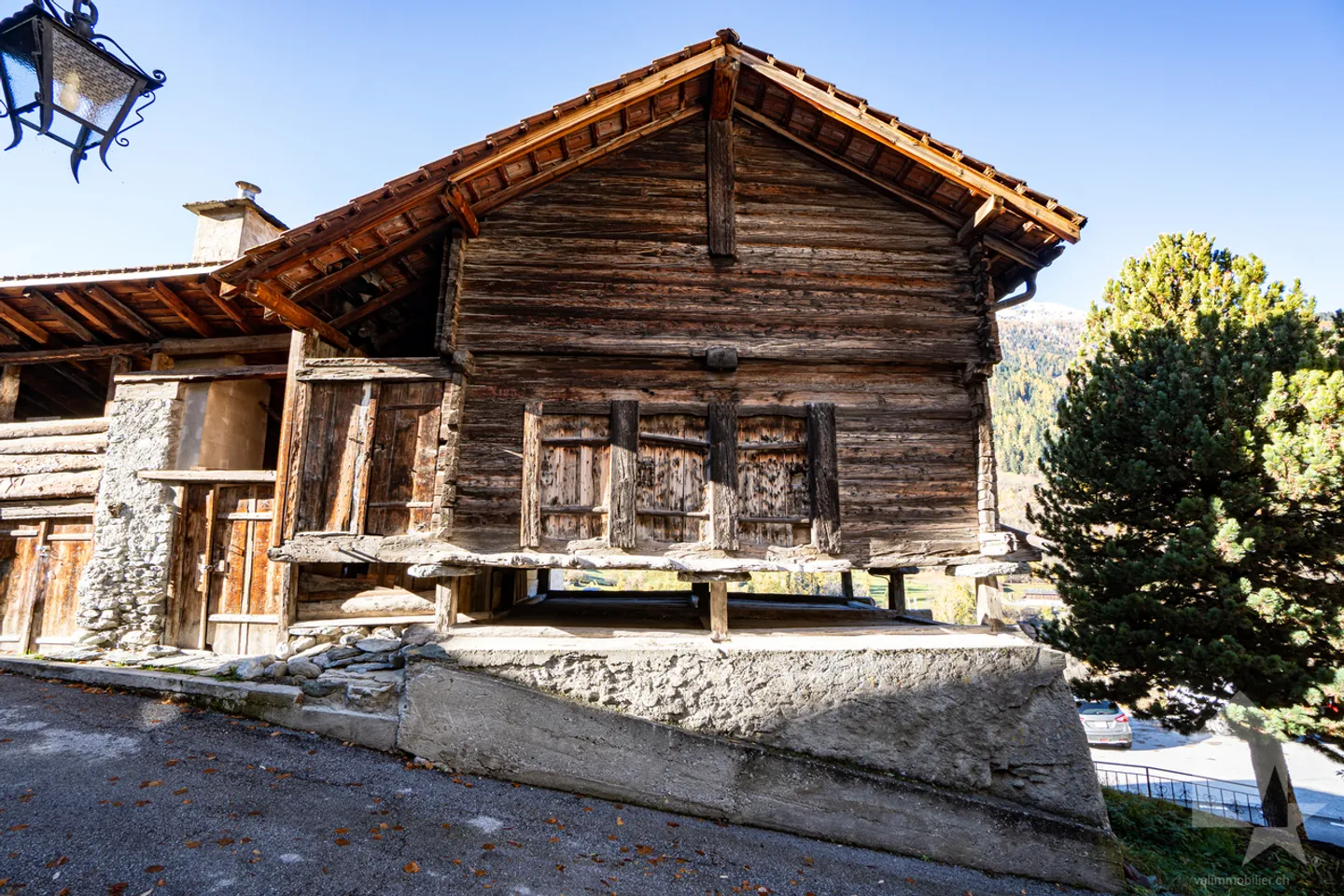 Appartement au centre du village à rénover avec raccard & annexes - Photo 3 sur 18