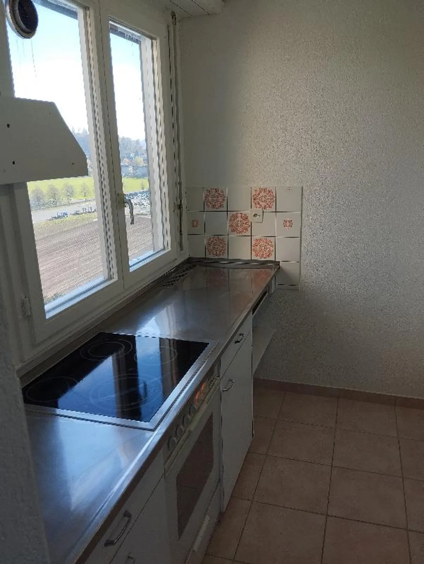 Teilrenovierte Wohnung mit Balkon und herrlicher Aussicht, gut an den öffentlichen Verkehr angebunden - Foto 3 von 5