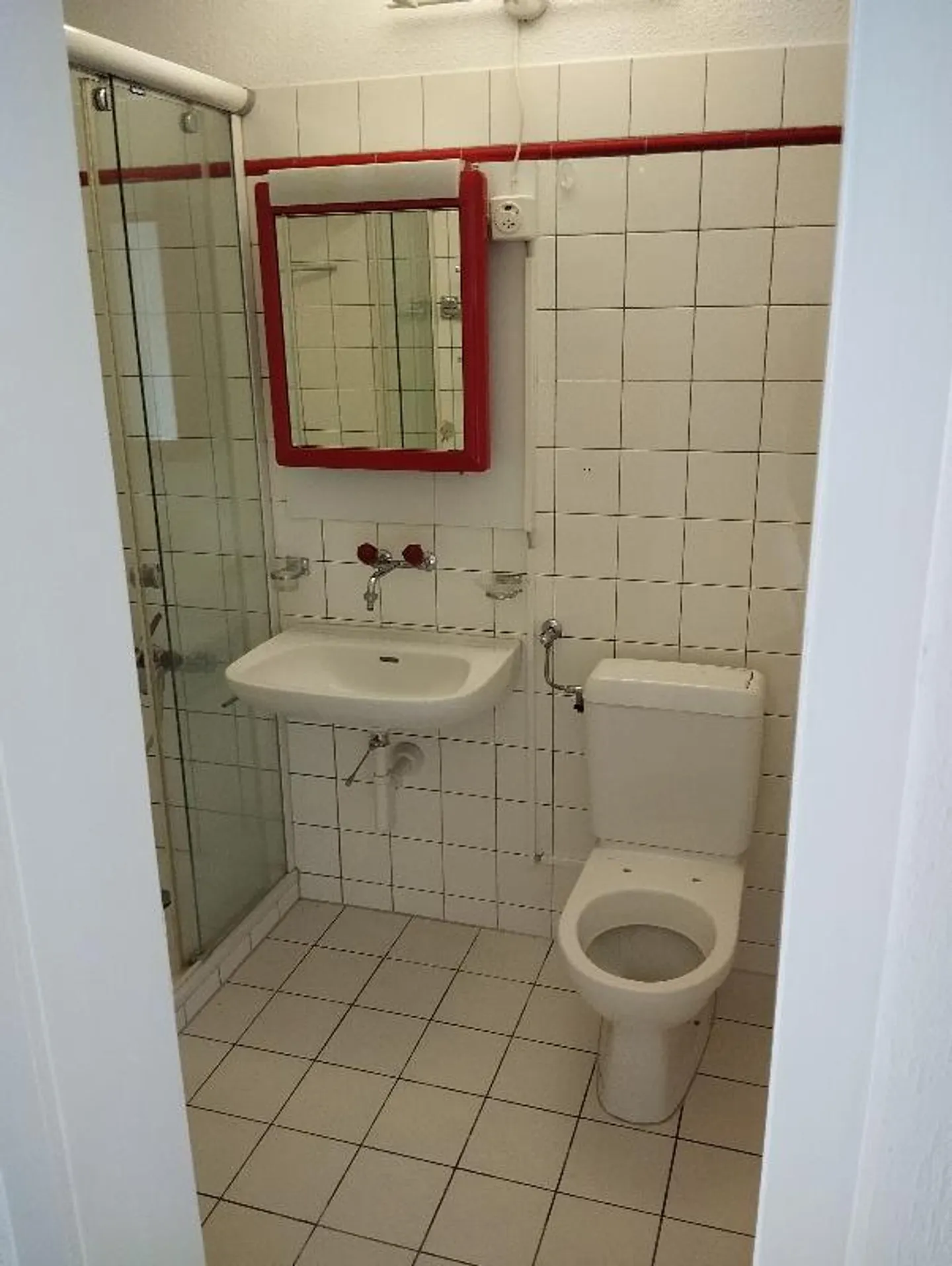 Teilrenovierte Wohnung mit Balkon und herrlicher Aussicht, gut an den öffentlichen Verkehr angebunden - Foto 5 von 5