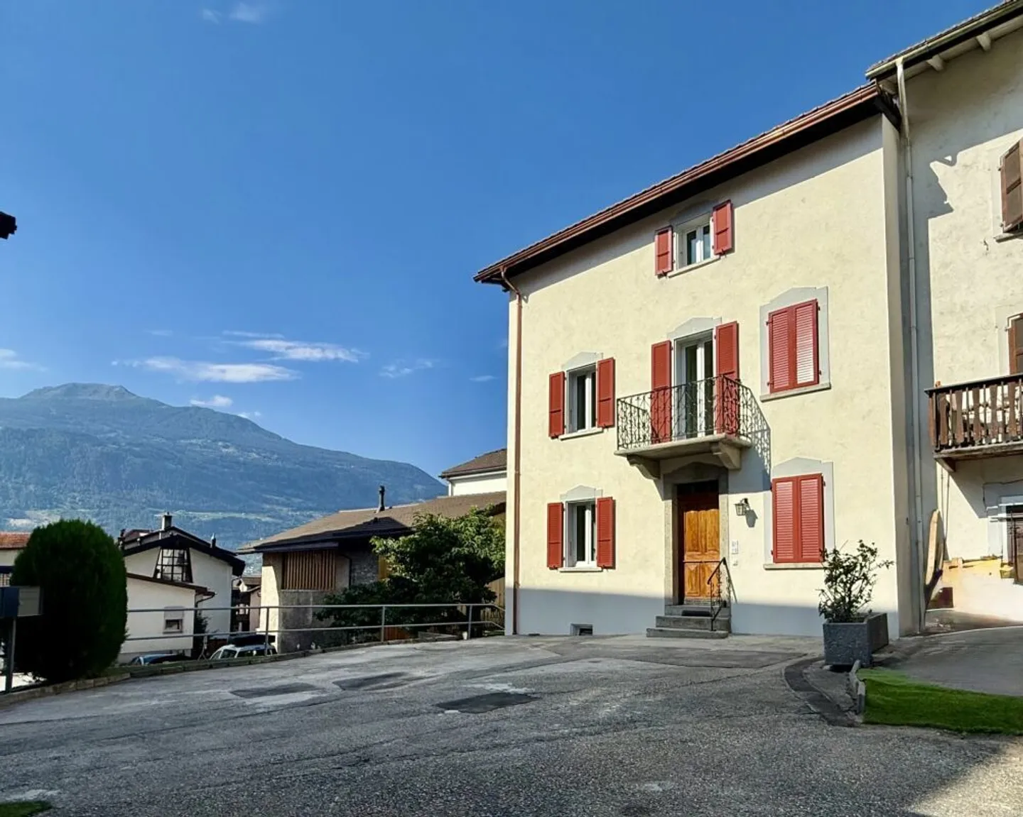 Splendid renovated building with character in the heart of the old village of Vétroz - Photo 1 of 17