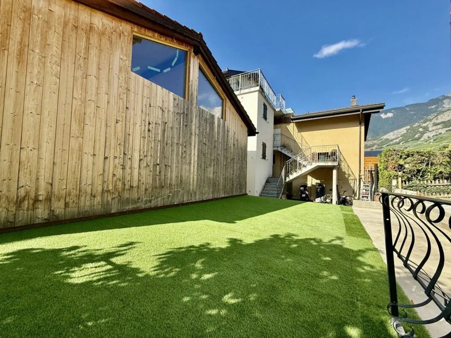 Splendid renovated building with character in the heart of the old village of Vétroz - Photo 10 of 17