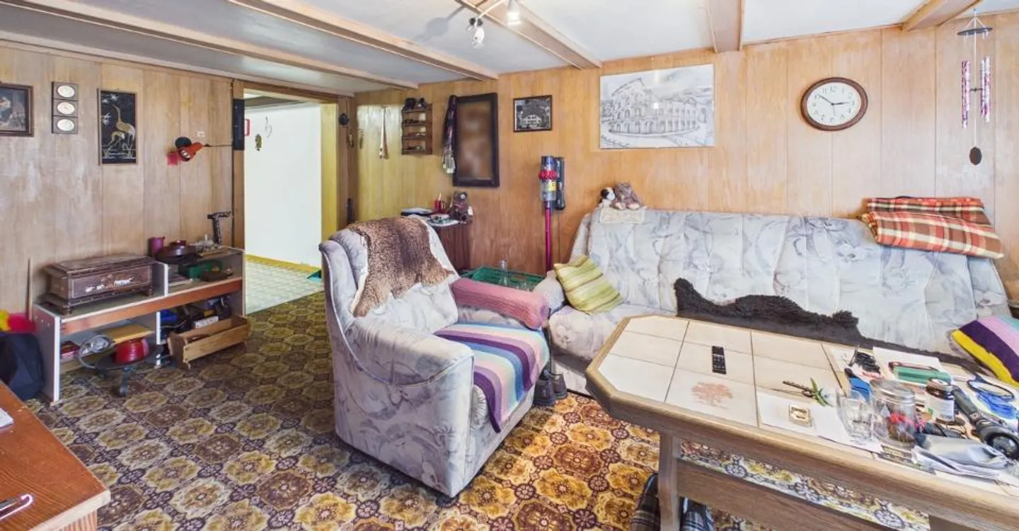 9-Room House - Photo 7 of 9