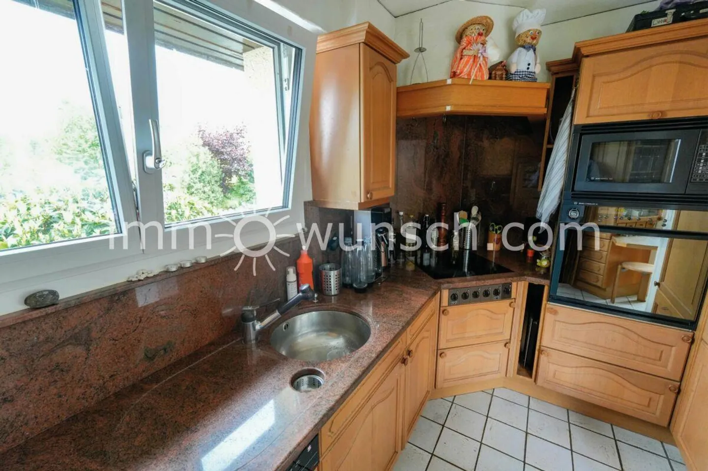 Spacious Family Home with Garden - Photo 8 of 13