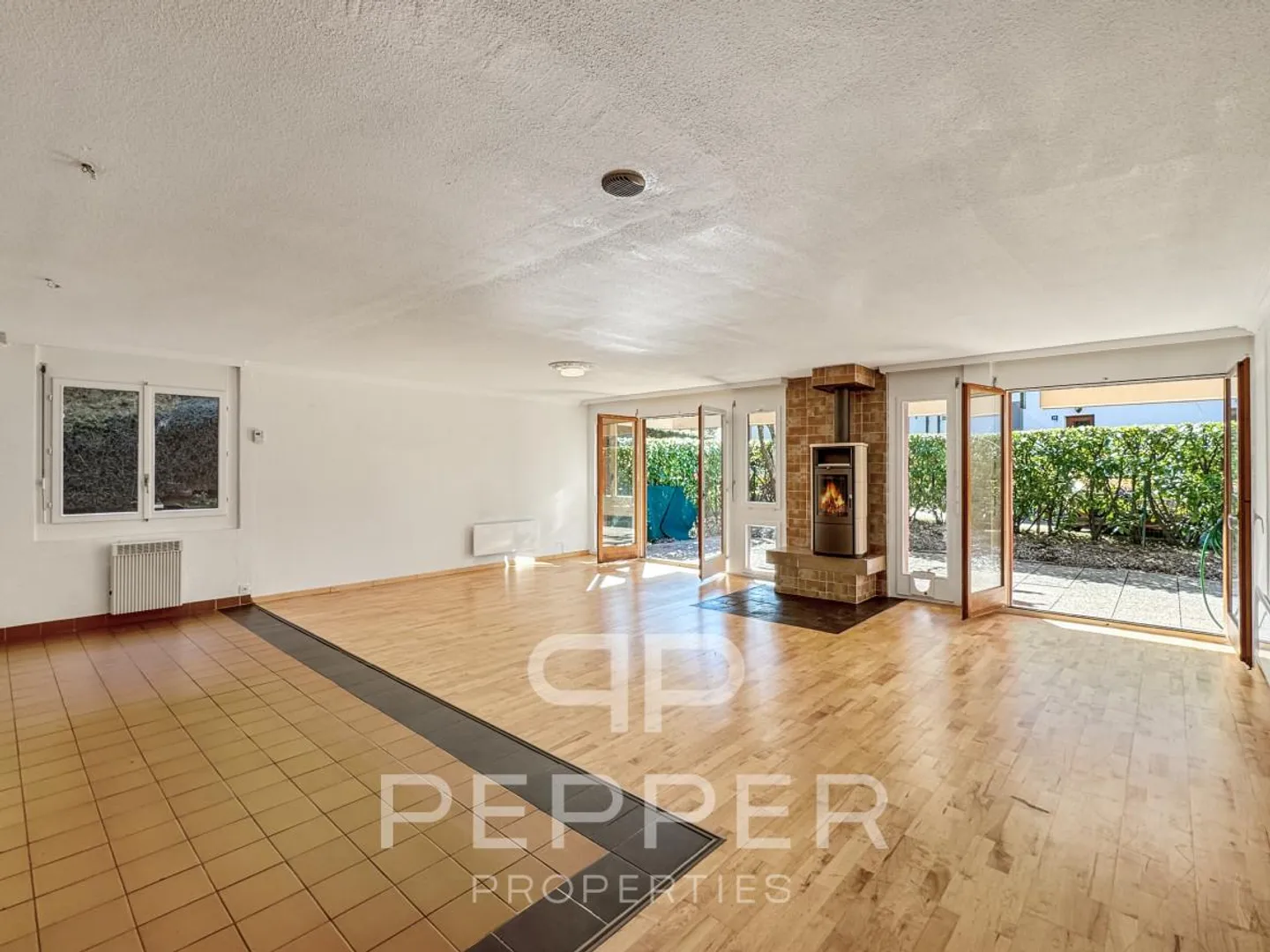 Spacious Ground Floor Apartment in the Heart of Chailly - Photo 3 of 13