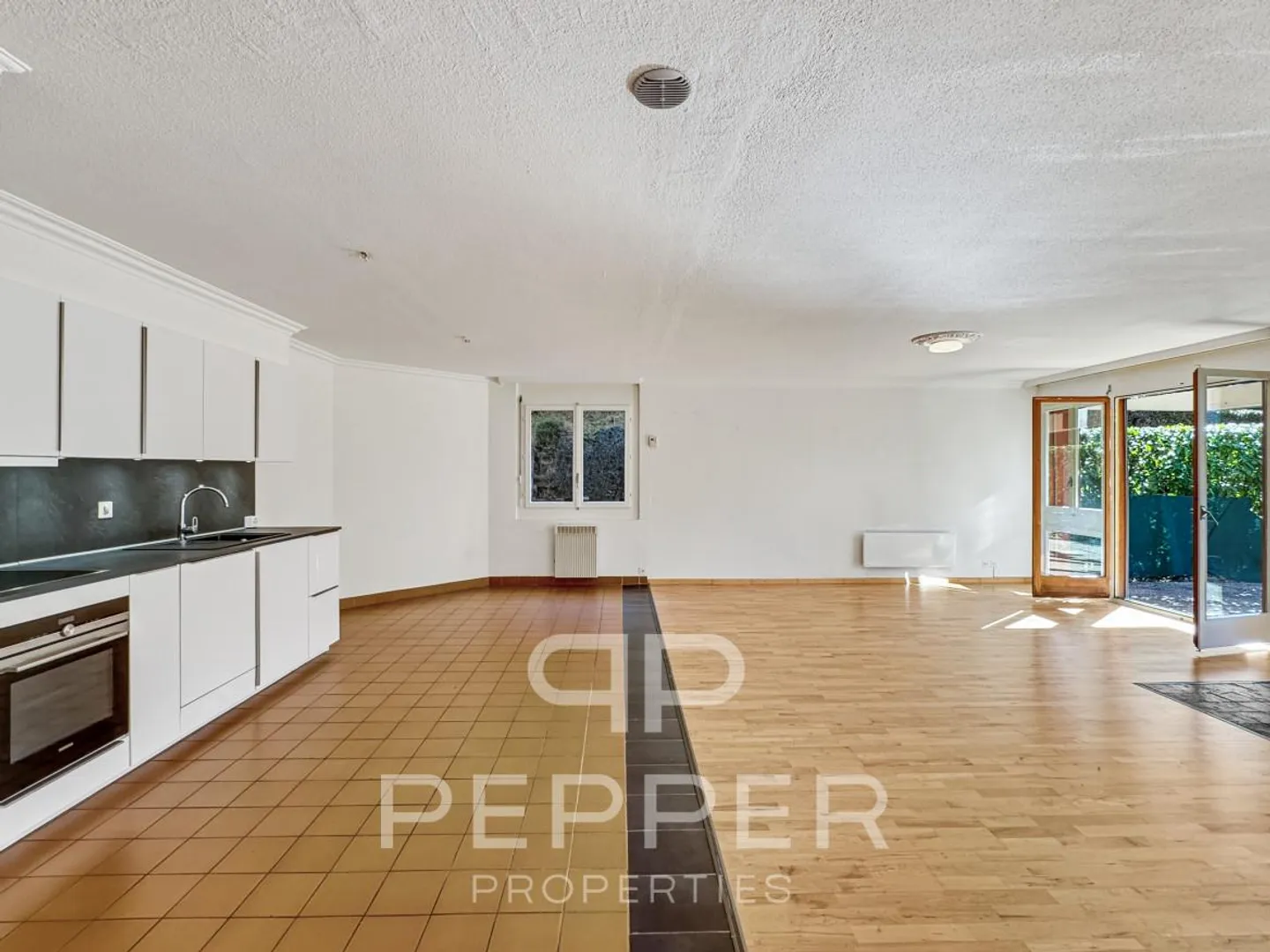 Spacious Ground Floor Apartment in the Heart of Chailly - Photo 4 of 13