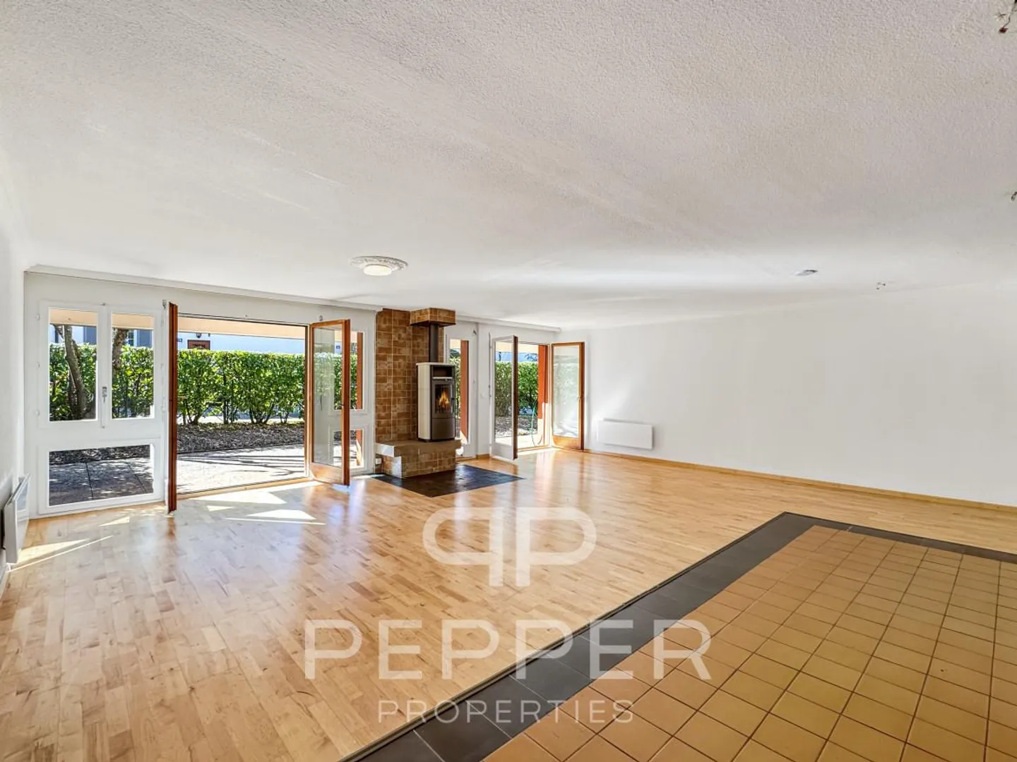 Spacious Ground Floor Apartment in the Heart of Chailly - Photo 5 of 13