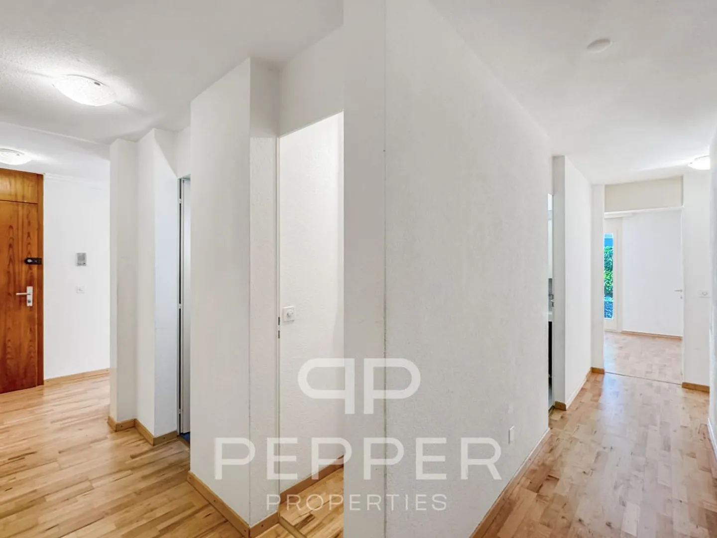 Spacious Ground Floor Apartment in the Heart of Chailly - Photo 6 of 13