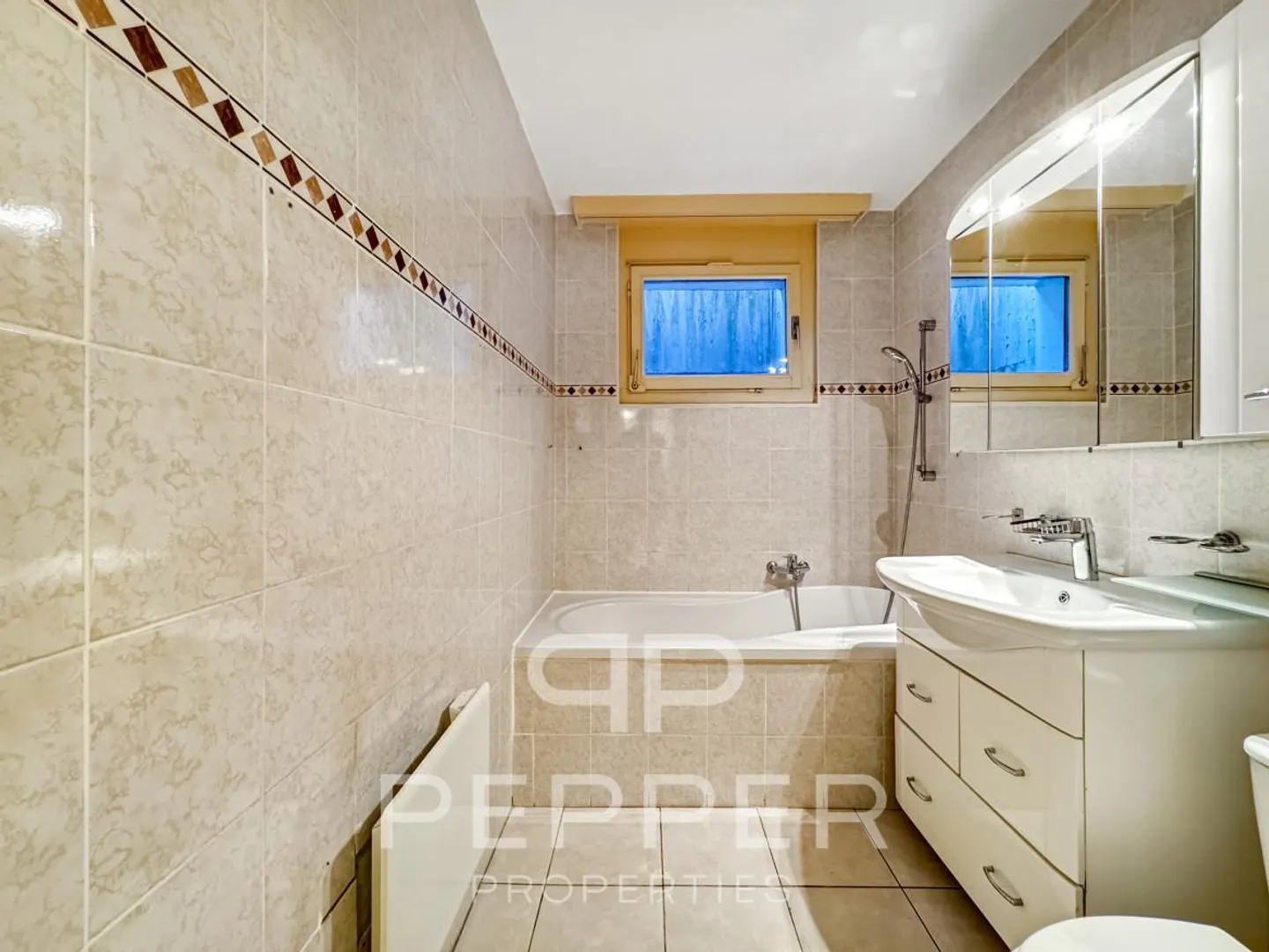 Spacious Ground Floor Apartment in the Heart of Chailly - Photo 7 of 13