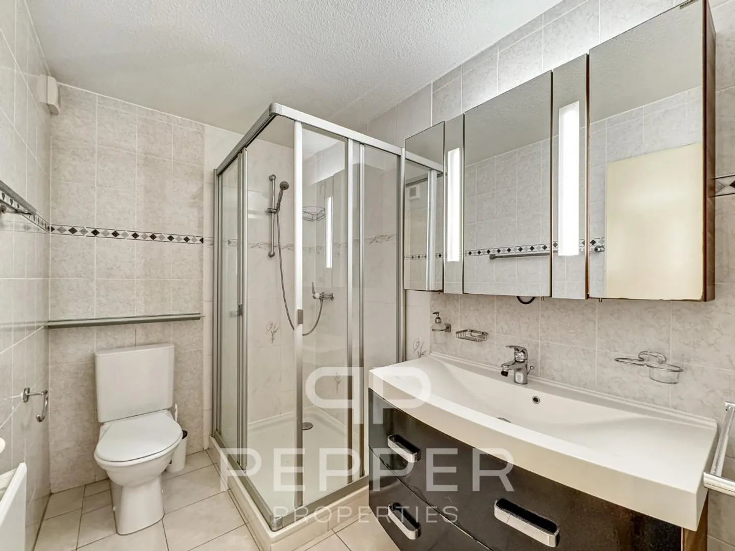 Spacious Ground Floor Apartment in the Heart of Chailly - Photo 9 of 13