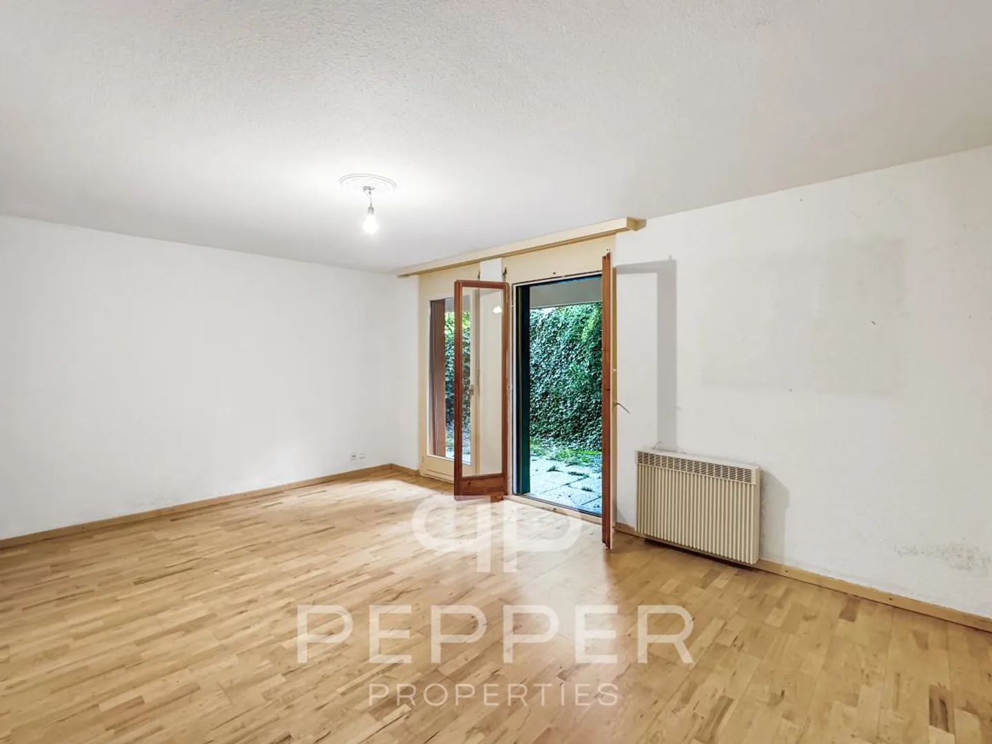 Spacious Ground Floor Apartment in the Heart of Chailly - Photo 8 of 13