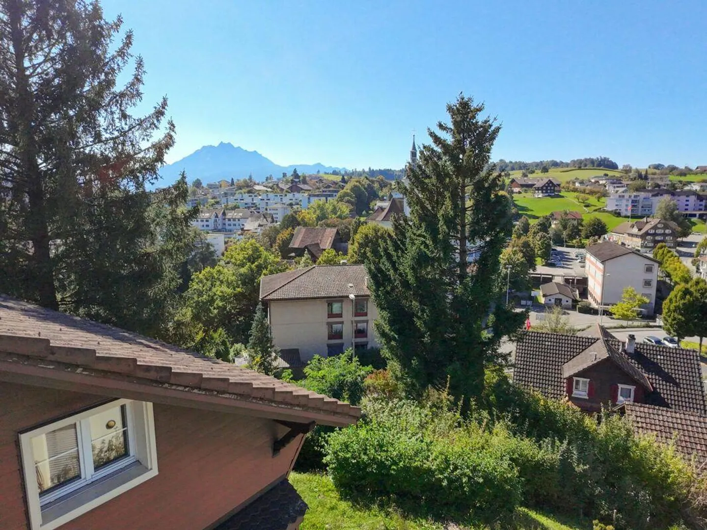 Casa bifamiliare in una posizione molto centrale e soleggiata con vista - Foto 2 di 9