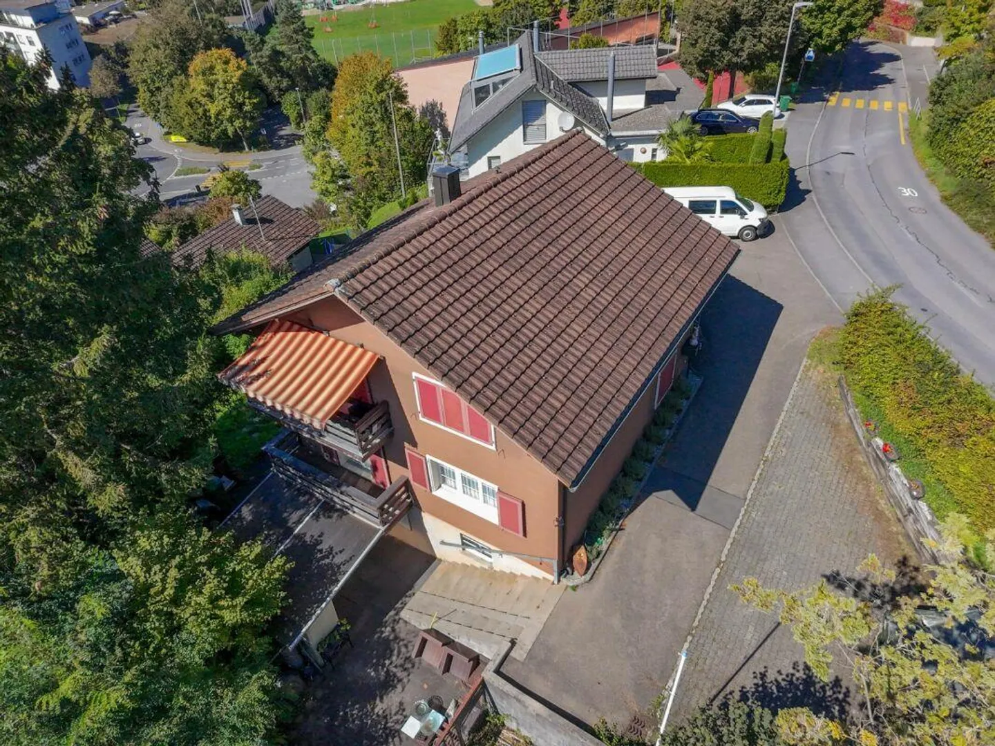 Casa bifamiliare in una posizione molto centrale e soleggiata con vista - Foto 3 di 9