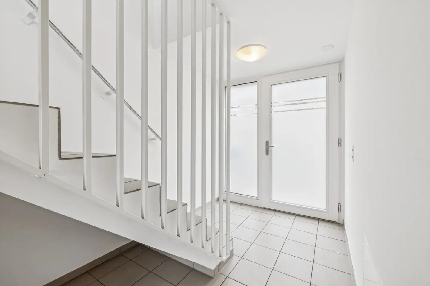 SPRING PROMOTION - 1 month rent-free + Rent without deposit - Photo 2 of 11