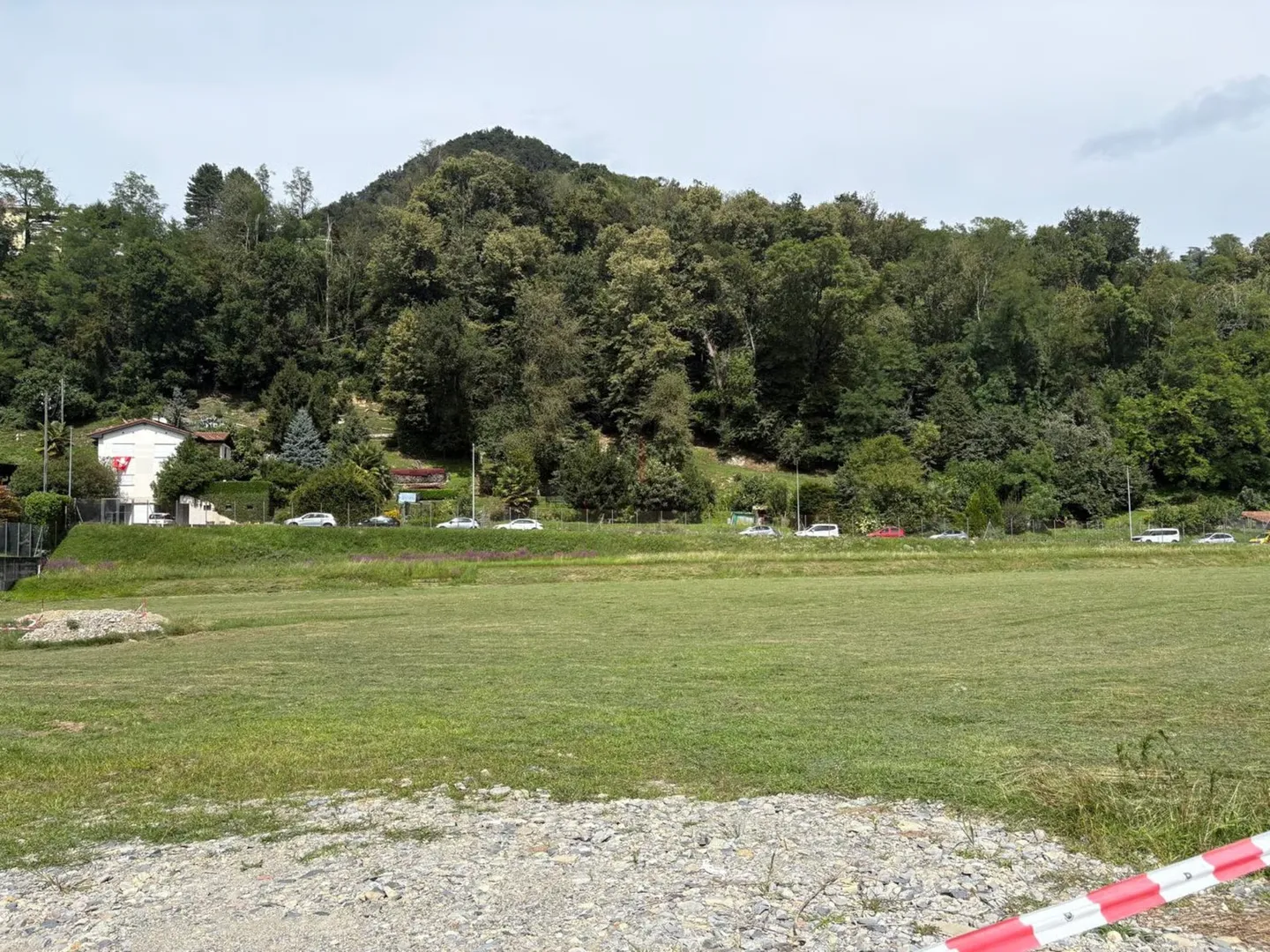 Magnifique terrain plat au cœur du village - Photo 2 sur 3