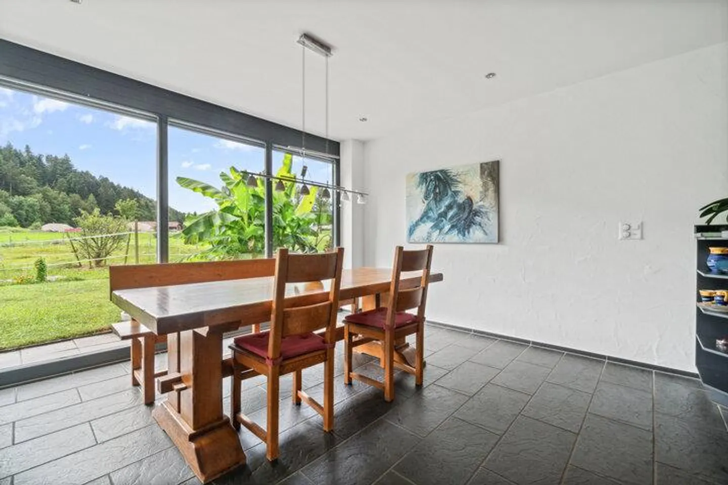 VIVRE ET ÉQUITATION COMBINÉS - MAISON JUMELÉE STYLÉE AVEC PLUS DE 6 000 m² DE TERRAIN - Photo 5 sur 8