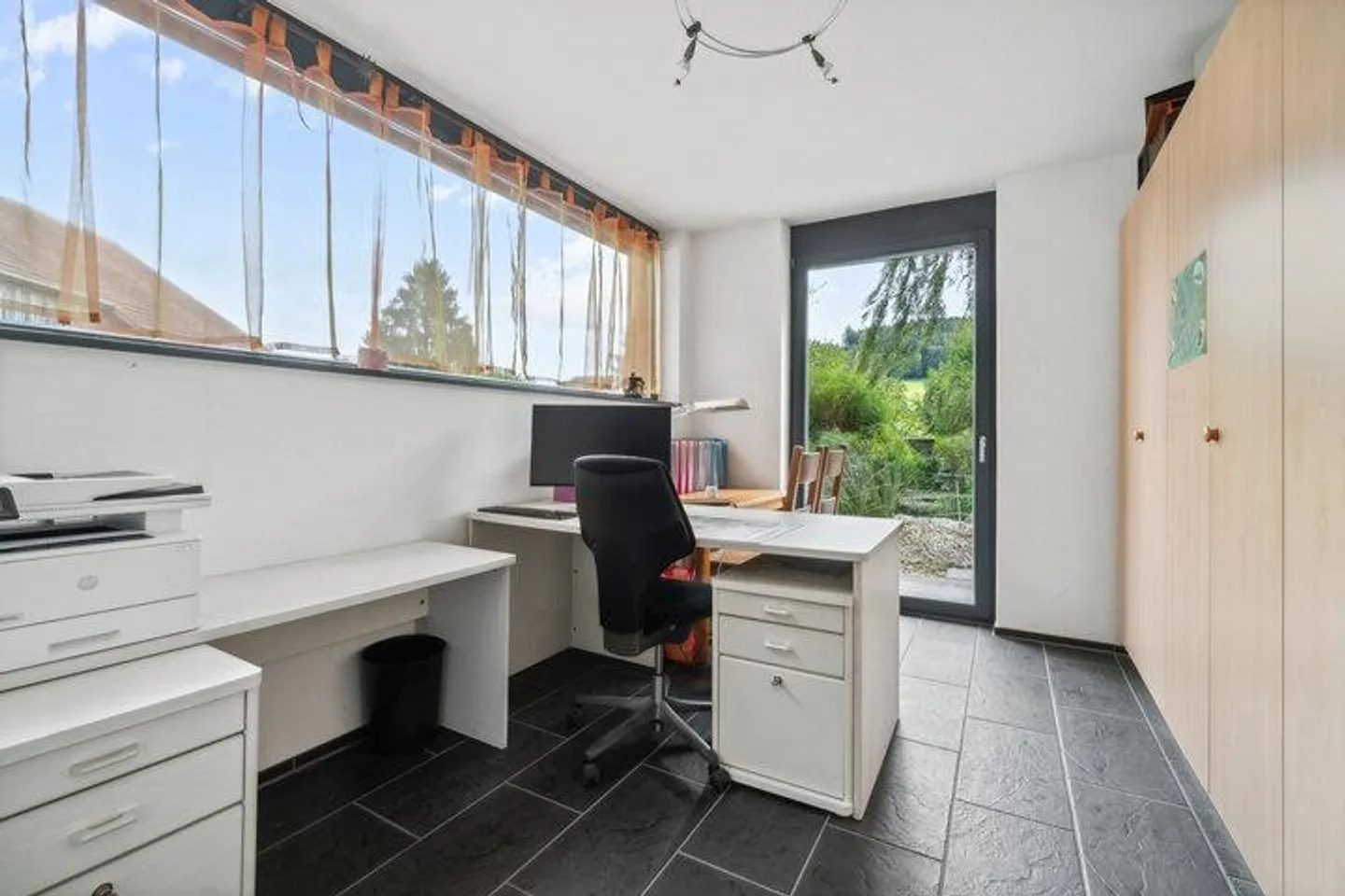 VIVRE ET ÉQUITATION COMBINÉS - MAISON JUMELÉE STYLÉE AVEC PLUS DE 6 000 m² DE TERRAIN - Photo 6 sur 8