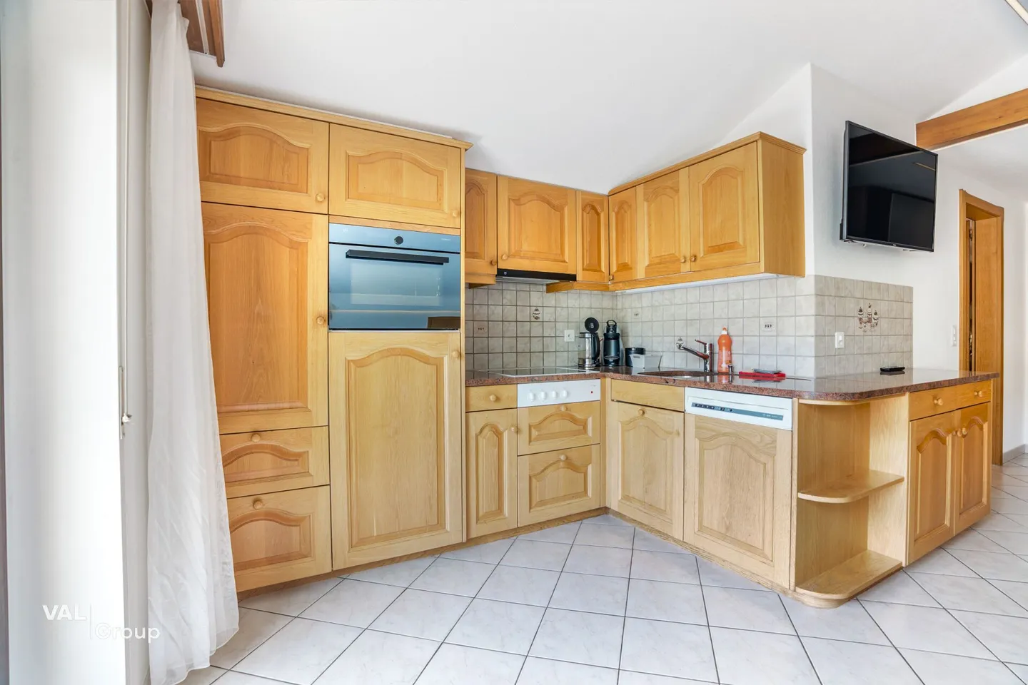 4.5-room penthouse apartment with secondary residence status in a central location in Saas-Grund - Photo 2 of 16