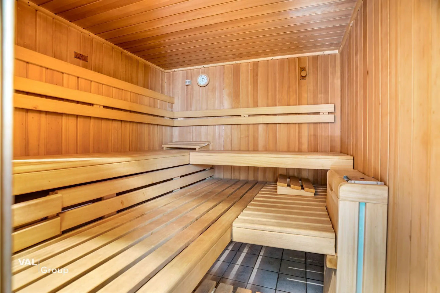 4.5-room penthouse apartment with secondary residence status in a central location in Saas-Grund - Photo 13 of 16