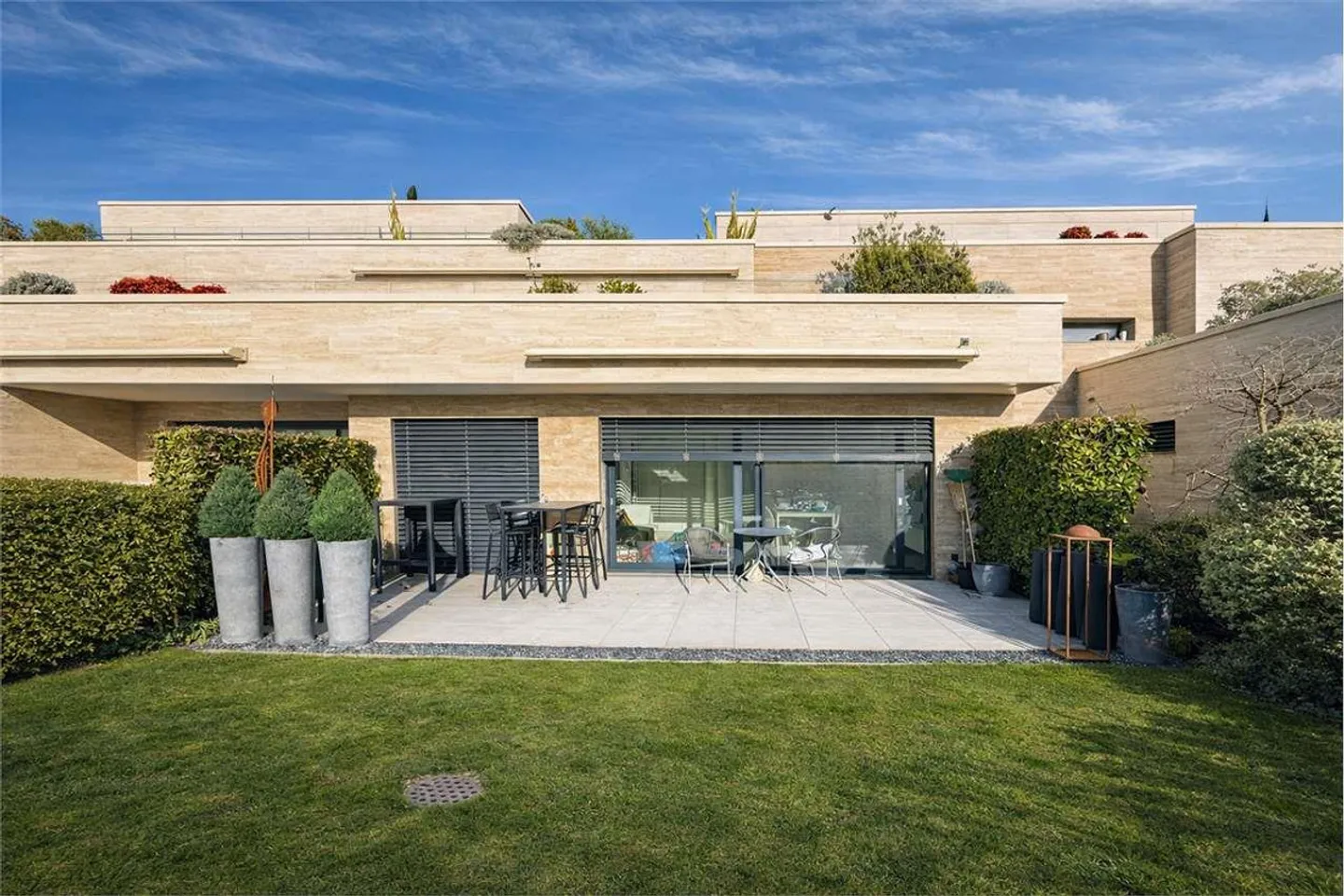 Appartement 2,5 pièces avec design, terrasse, jardin et vue - Photo 1 sur 3